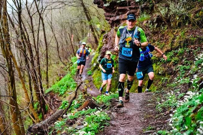 Corredores en sendero de trail